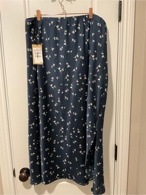 NWT Halogen Navy Blue Midi Skirt With Off-White Floral Print Size XL